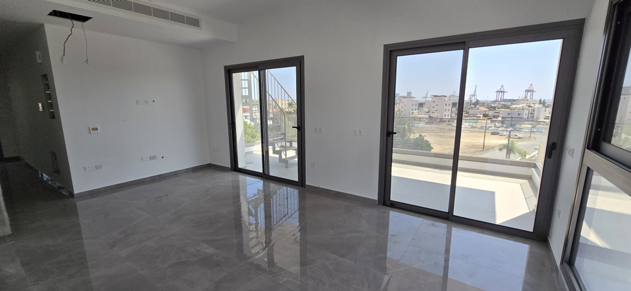 Apartment (Penthouse) in Zakaki, Limassol for Sale