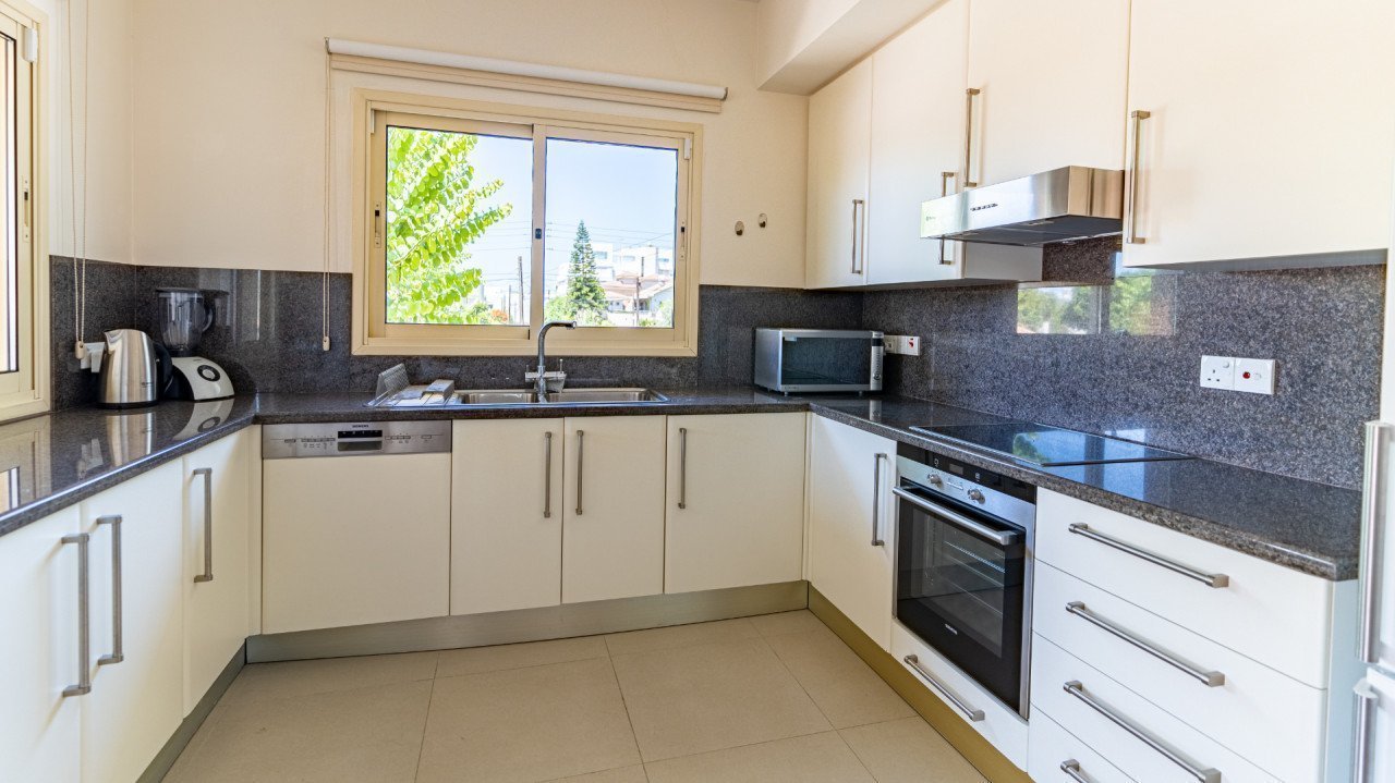 Apartment (Penthouse) in Petrou kai Pavlou, Limassol for Sale