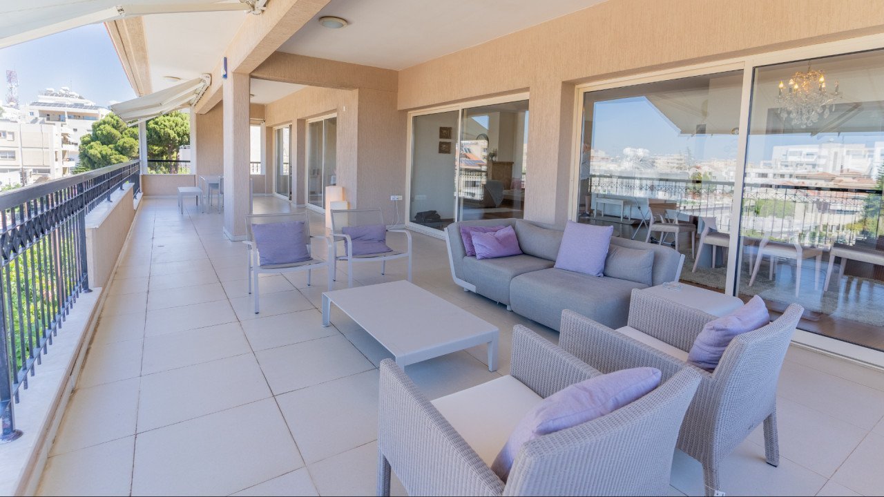 Apartment (Penthouse) in Petrou kai Pavlou, Limassol for Sale