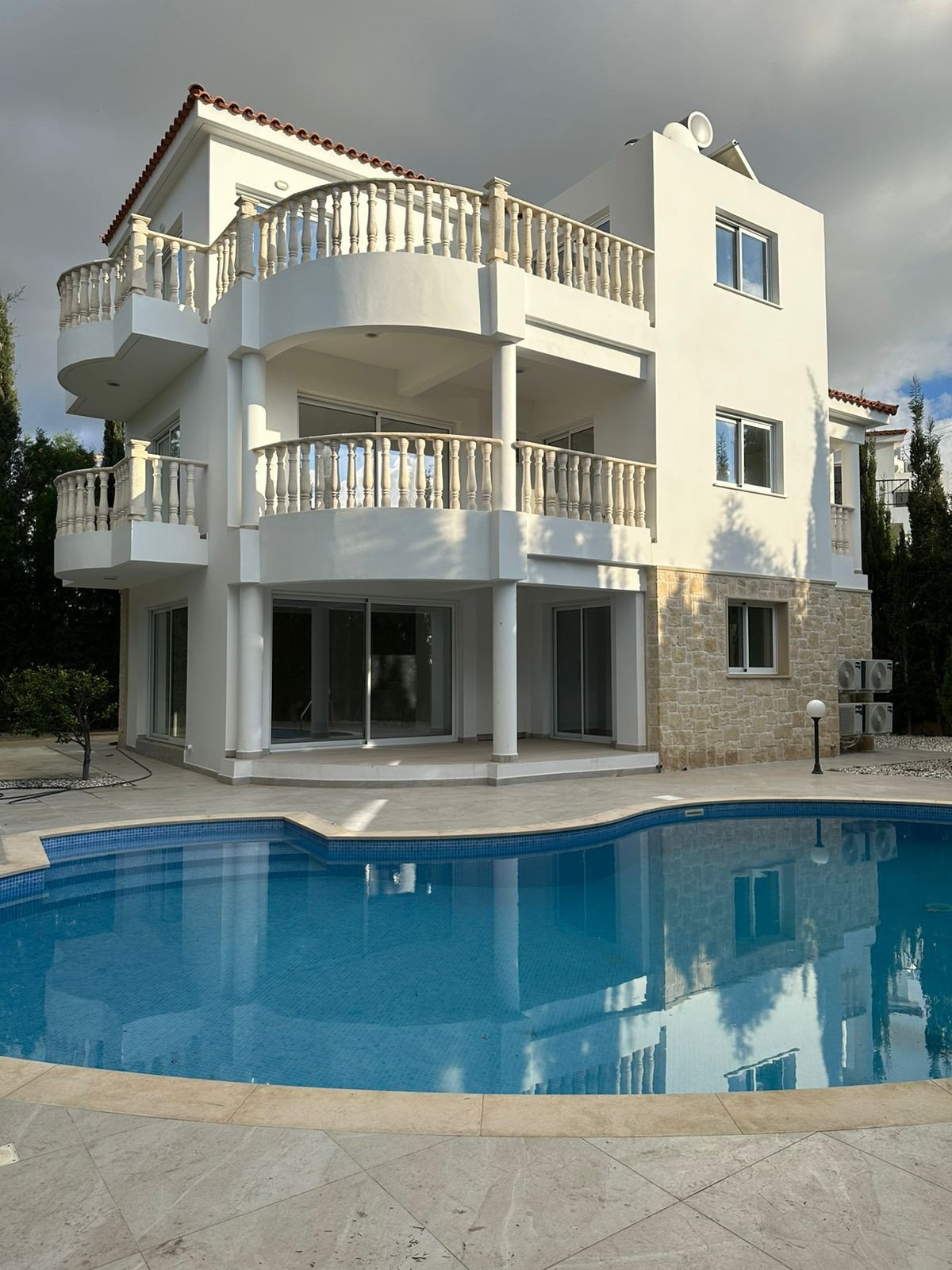 Main Photo of a 4 bedroom  Detached House for sale