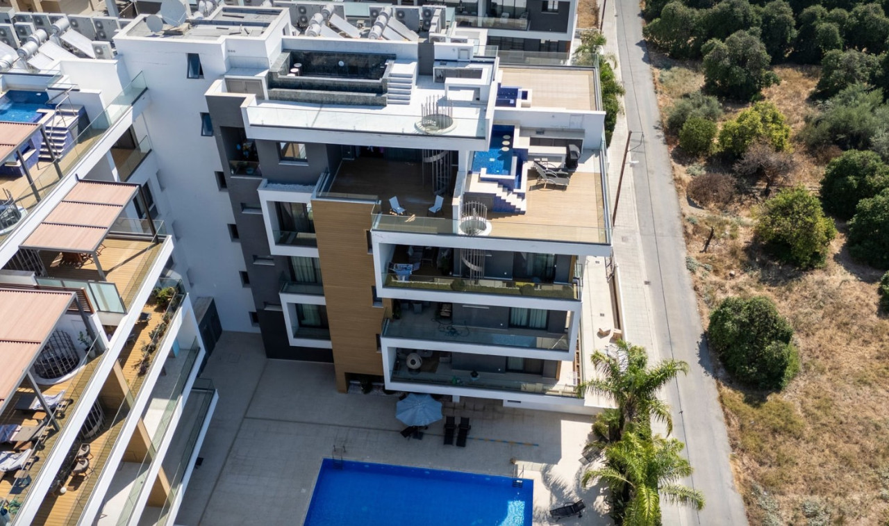 Apartment (Penthouse) in Papas Area, Limassol for Sale