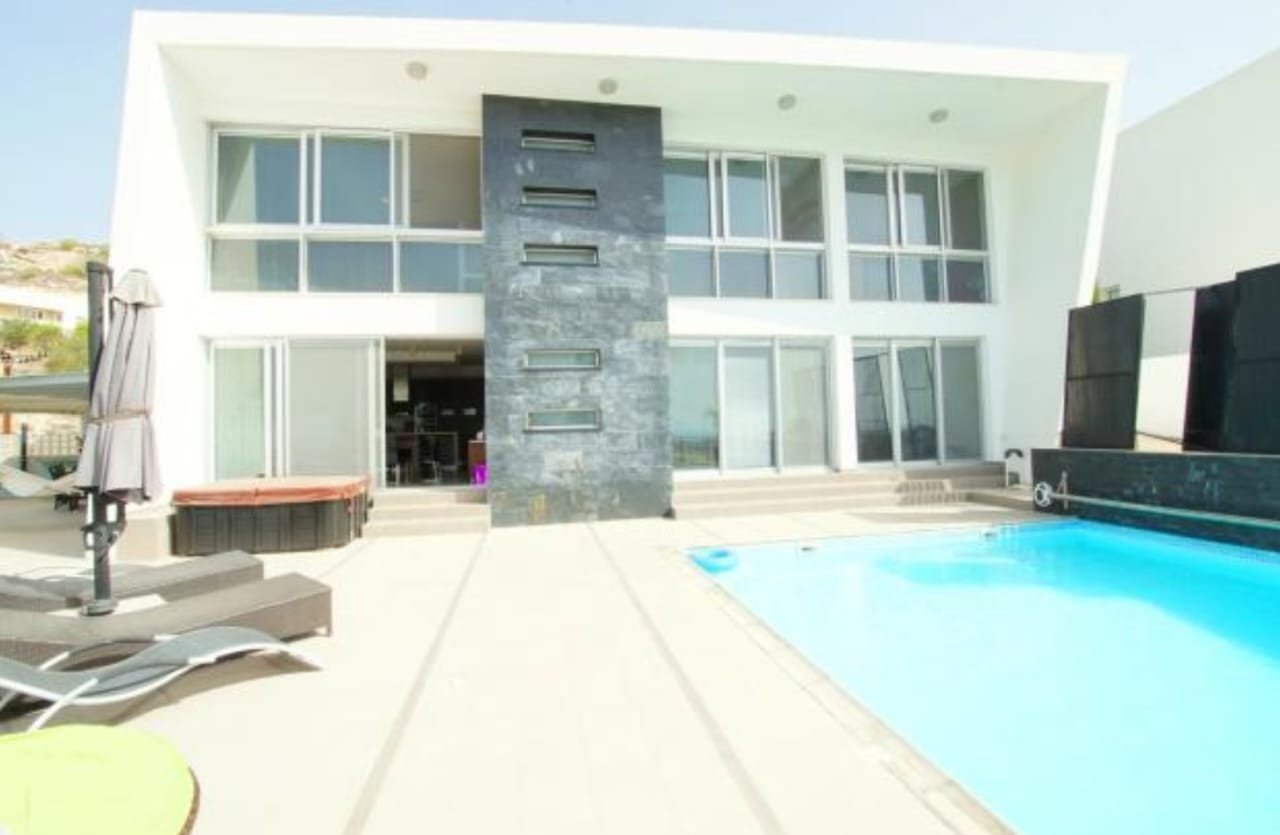 Main Photo of a 3 bedroom  Detached House for sale