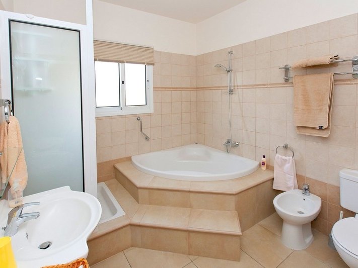 House (Detached) in Kolossi, Limassol for Rent