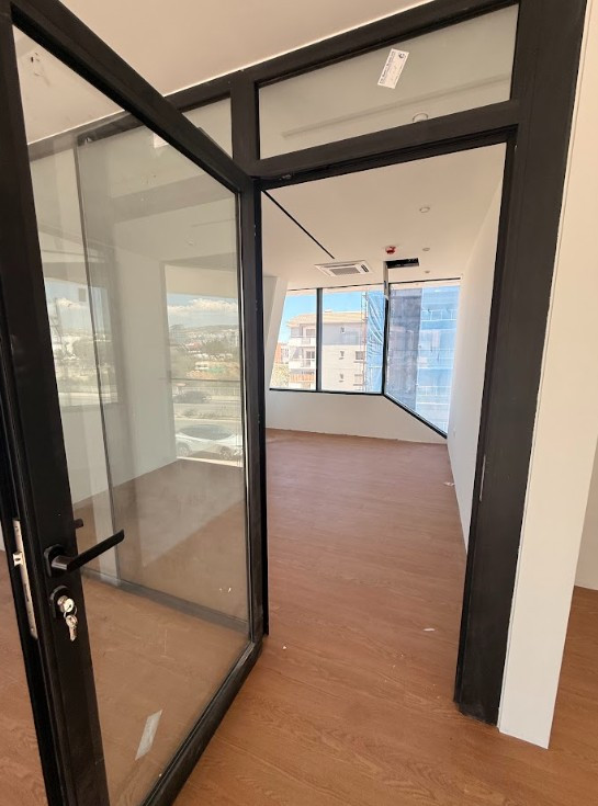 Commercial (Shop) in Mesa Geitonia, Limassol for Sale