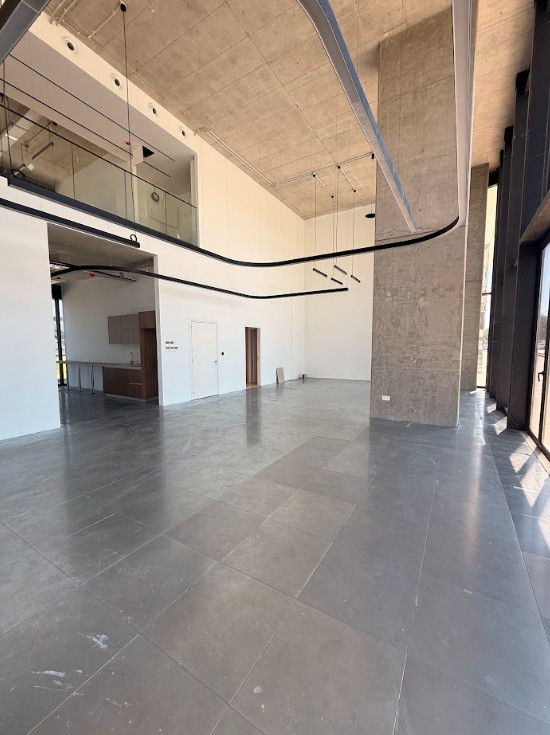 Commercial (Shop) in Mesa Geitonia, Limassol for Sale