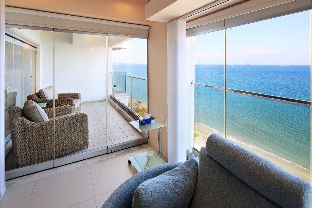 Apartment (Penthouse) in Molos Area, Limassol for Sale