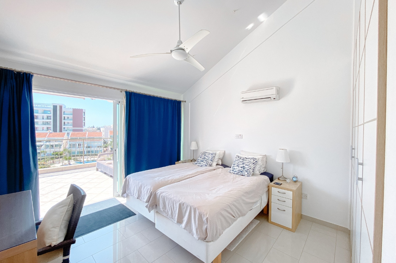 Apartment (Penthouse) in Potamos Germasoyias, Limassol for Sale