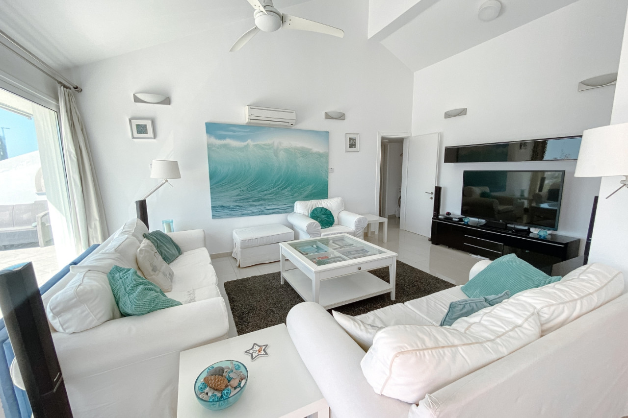 Apartment (Penthouse) in Potamos Germasoyias, Limassol for Sale