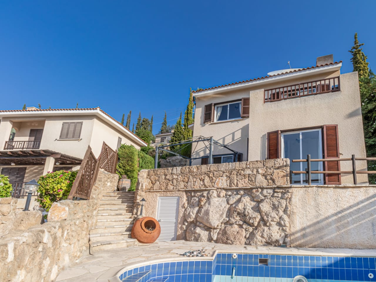 Main Photo of a 2 bedroom  Detached House for sale