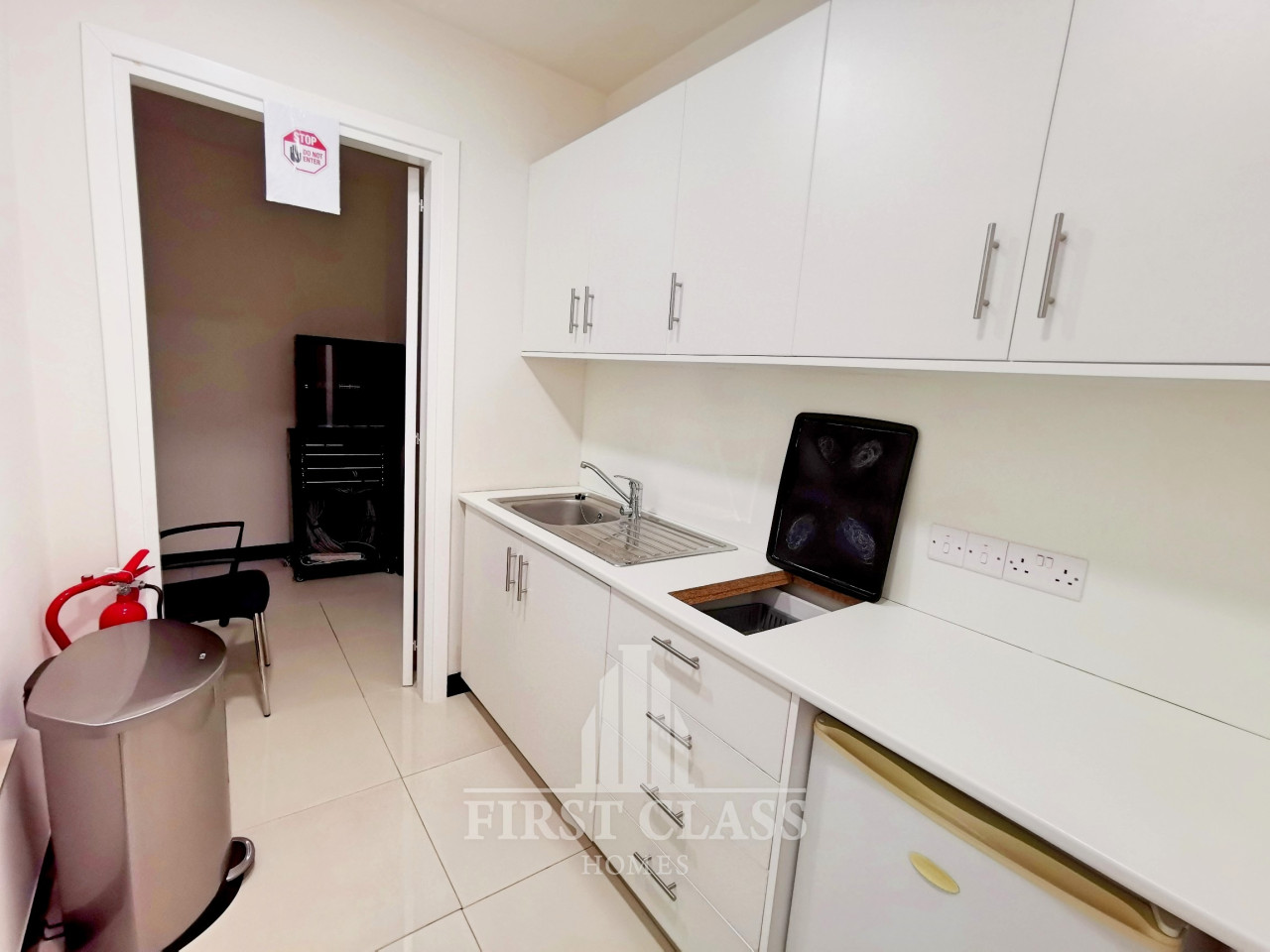 Commercial (Office) in Mesa Geitonia, Limassol for Sale
