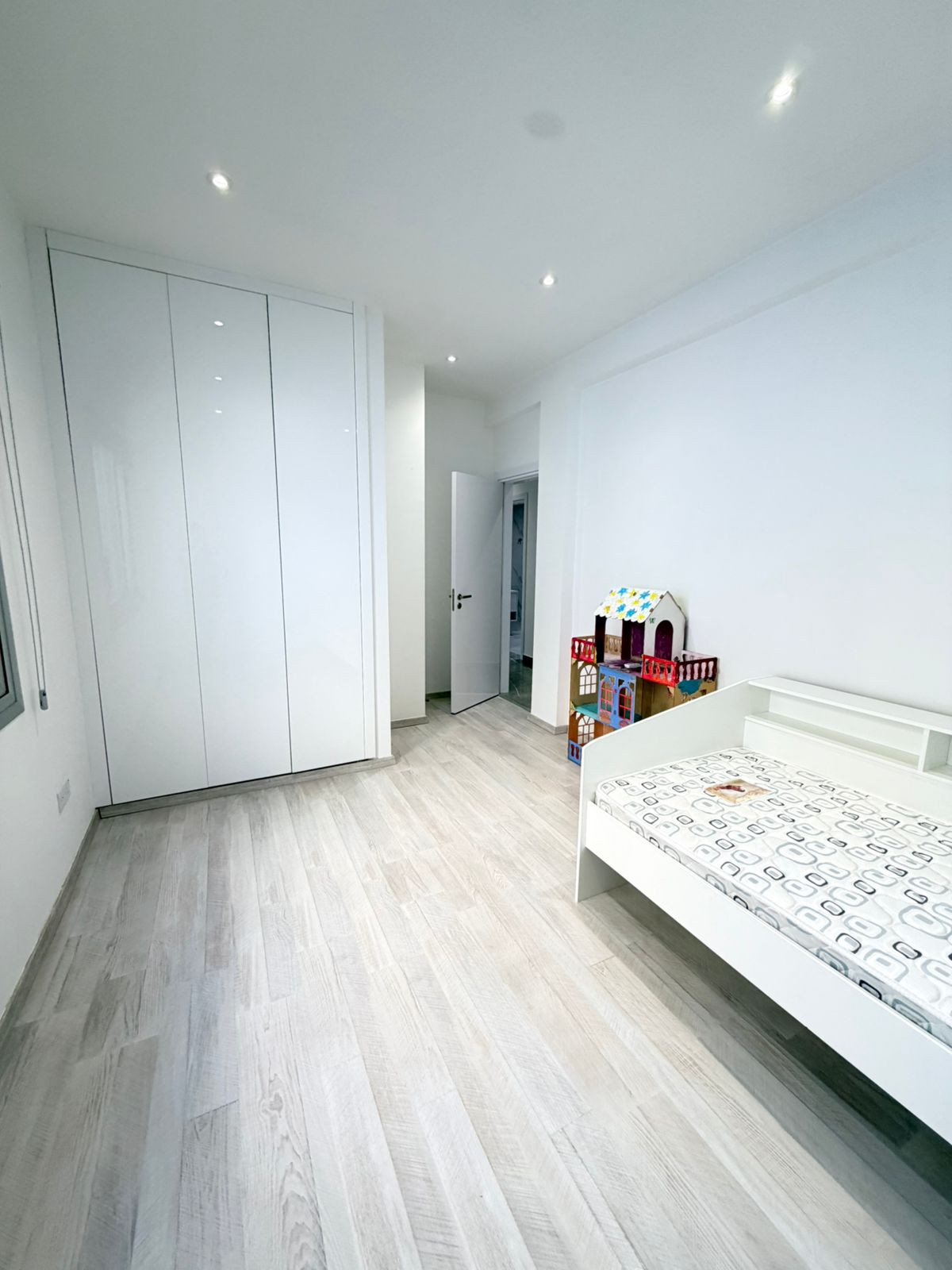 Apartment (Penthouse) in Germasoyia Tourist Area, Limassol for Sale
